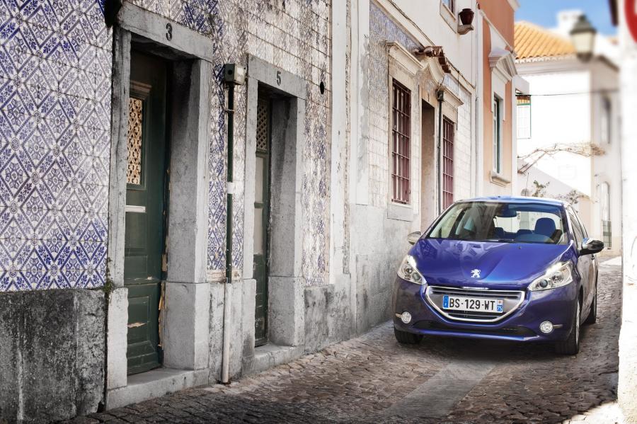  Peugeot 208 3-Door 2013 года  (фото 17 из 31)